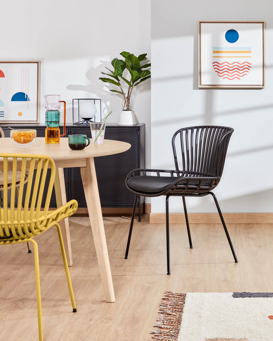 Surpik stolica sa čeličnim nogama u crnoj obradi