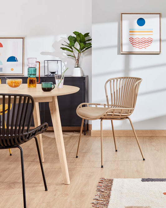 Surpik stolica sa čeličnim nogama u finskoj bež boji