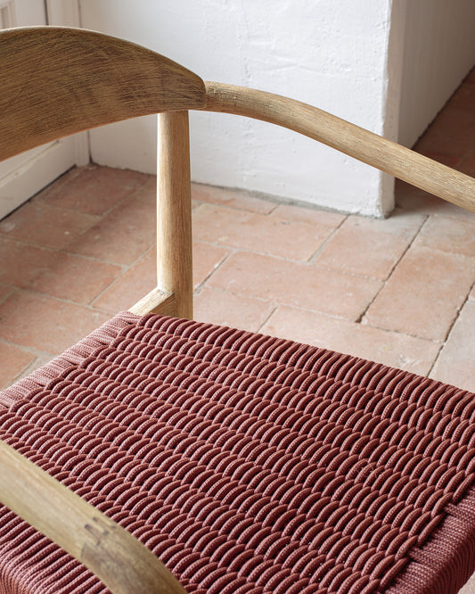 Nina stolica koja se može složiti od punog bagremovog drveta i sedište od terakote FSC 100%