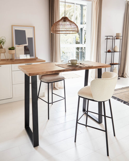 Ciselia stolica sa belim bukleom i crnim čeličnim nogama visina 65 cm FSC Mik Credit