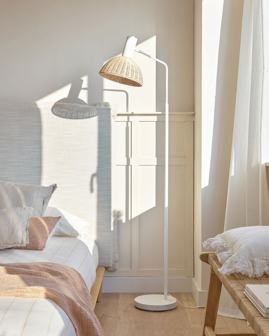 Podna lampa Damila od ratana i crnog metala