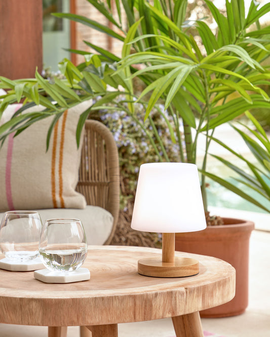 Ambar stona lampa od polietilena i drveta