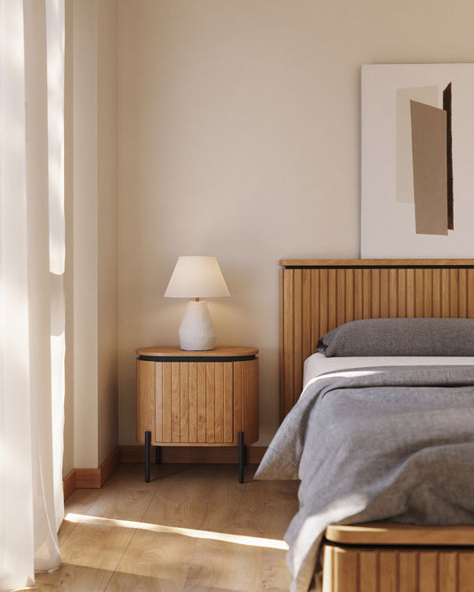 Noćni ormarić od drveta Licia mango sa 1 vratima, sa prirodnom završnom obradom i metalom, 55 x 55 cm