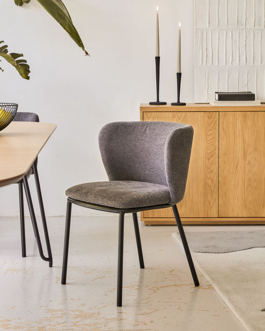 Ciselia stolica od tamno sivog ženila i čeličnih nogu sa crnom završnom obradom FSC Mik Credit