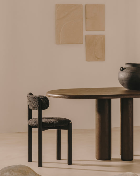 Nebai stolica od crnog buklea i strukture od punog hrasta sa crnom završnom obradom