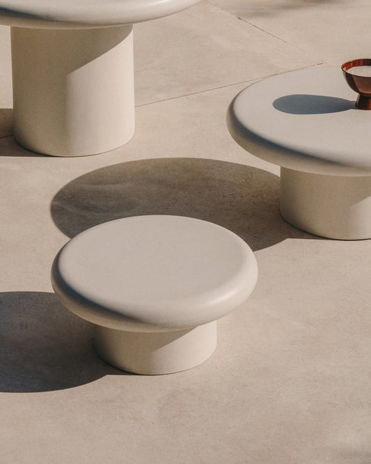 Addaia okrugli stol za kafu od belog cementa Ø66 cm