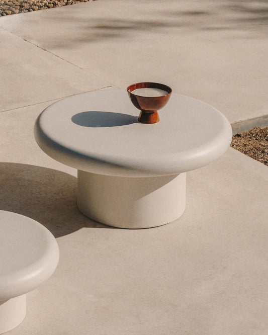 Addaia okrugli stol za kafu od belog cementa Ø90 cm