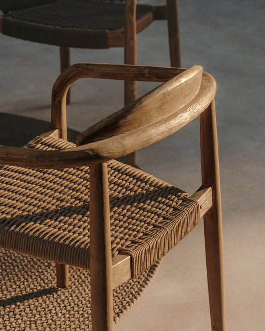 Nina stolica za slaganje od punog bagremovog drveta i bež sedišta od užeta FSC 100%