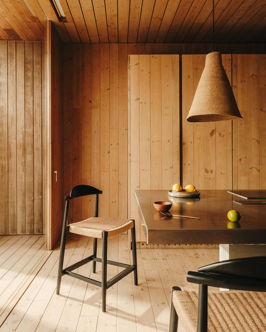 Nina stolica od punog bagremovog drveta sa crnom završnom obradom i bež užadi visine 62 cm