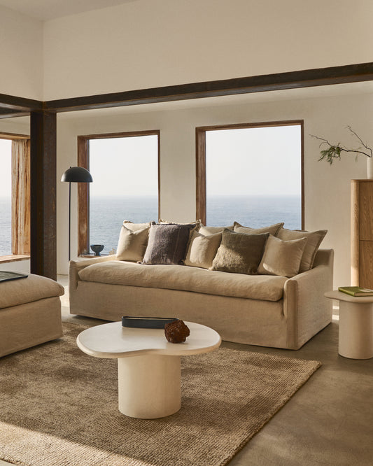 Zenira sofa sa skidivim pokrivačem i bež pamučnim i lanenim jastucima, 230 cm