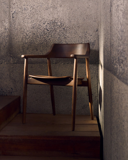 Fondes stolica od punog hrastovog drveta sa završnom obradom od oraha FSC Mik Credit