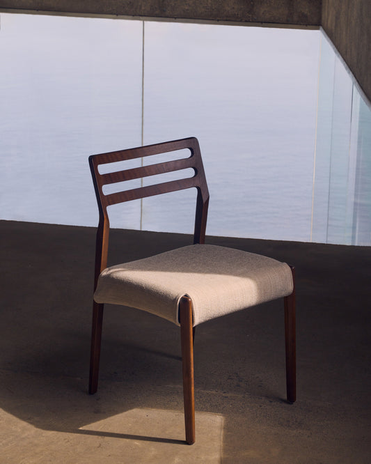 Presvlaka za stolice Cudia koja se može skinuti u bež ženil masivnom hrastovom drvetu od oraha FSC Mik Credit