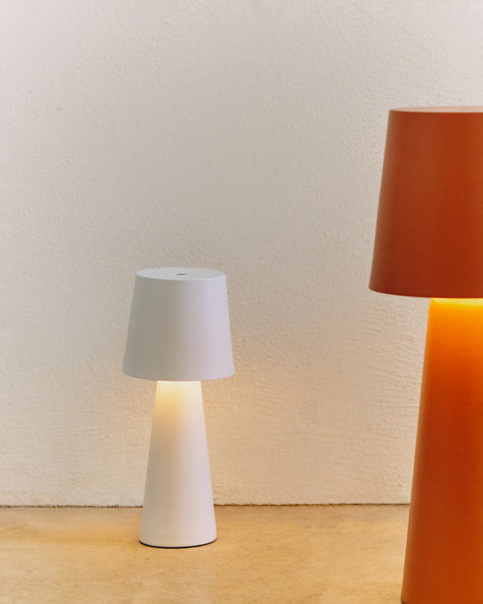 Arenys mala spoljna metalna stona lampa u belo obojenoj završnoj obradi