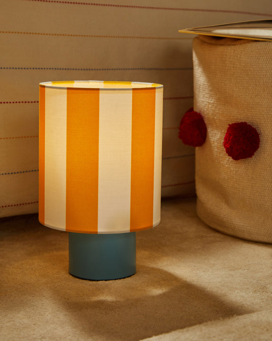 Ciral metalna stona lampa u plavoj boji.