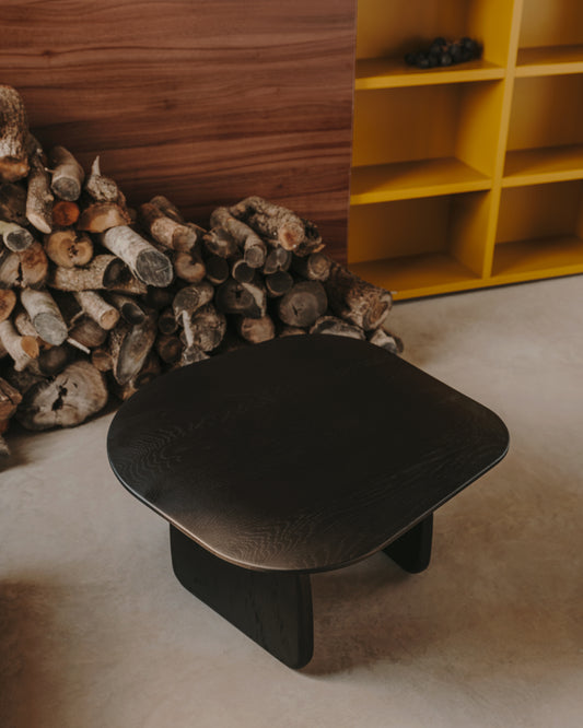 Pirita pomoćni sto od punog hrastovog drveta u crnoj boji, 70,6 x 70 cm FSC 100%