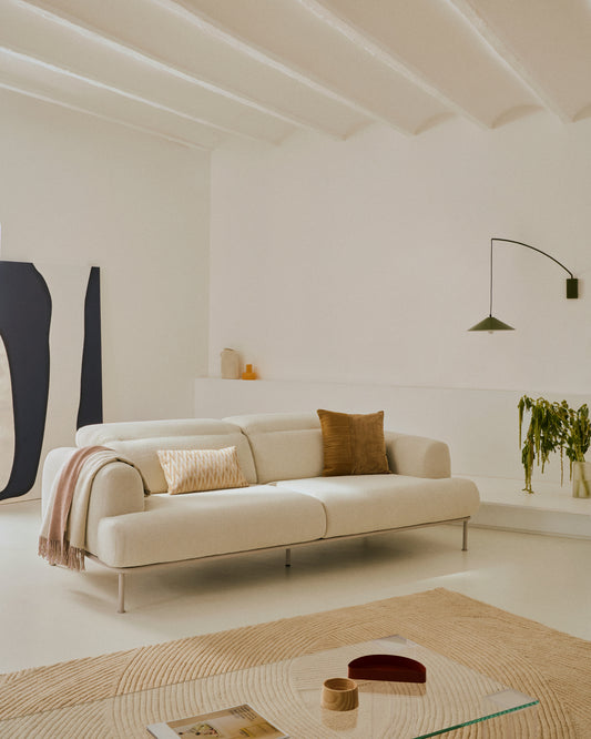 Aurum trosed ekru sofa sa naslonom za glavu i mat bež metalnom bazom, 234 cm FSC Mik Credit