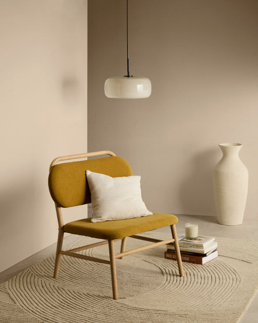 Helda fotelja od šenila boje senfa i FSC Mik Credit punog hrastovog drveta