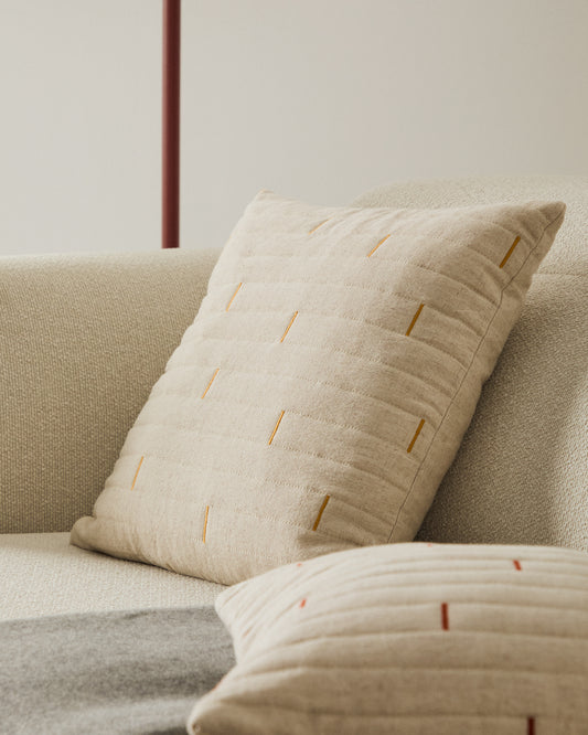 Blaina navlaka za jastuk od belog platna sa narandžastim vezom, 45 x 45 cm