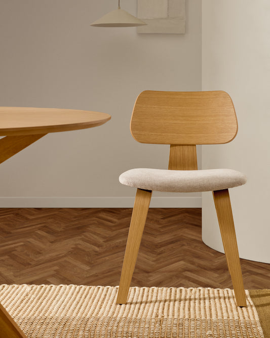 Gena stolica od bež ženila sa hrastovim furnirom i okvirom od gumenog drveta