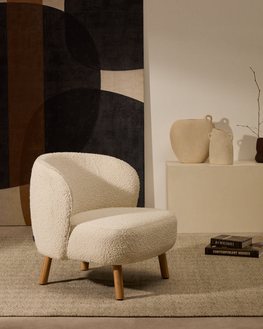 Ulit fotelja u belom bukleu sa nogama od punog bukovog drveta u prirodnoj završnoj obradi