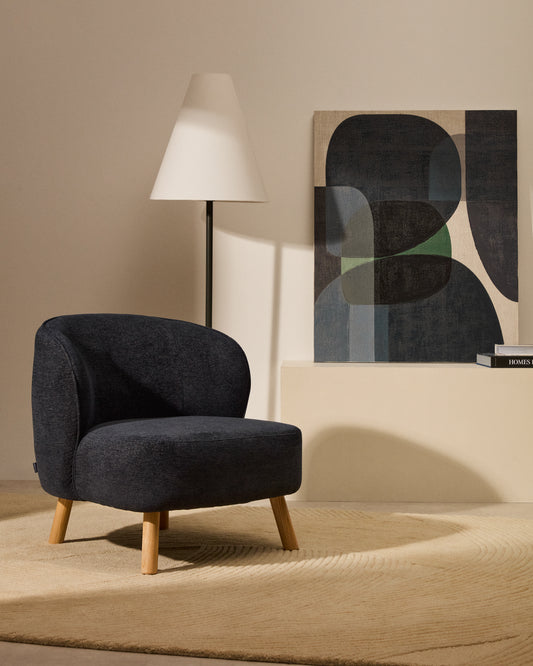 Ulit fotelja u plavo-sivom ženilu sa nogama od punog bukve u prirodnoj završnoj obradi