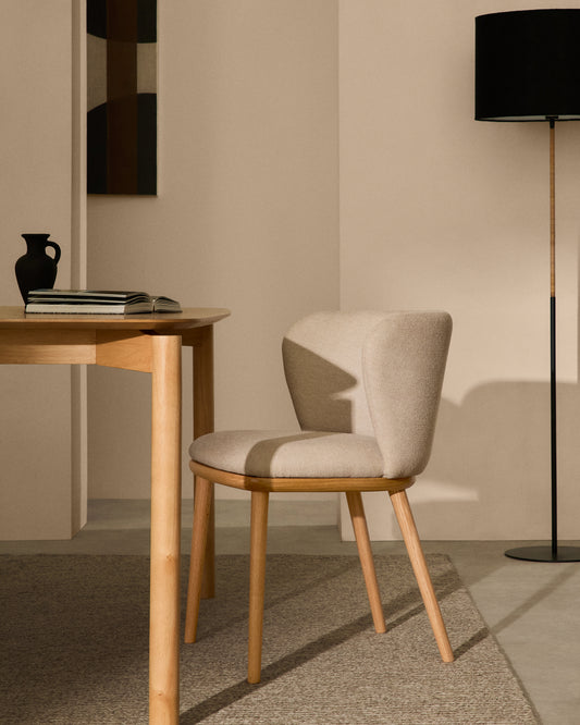 Ciselia stolica bež šenil i finiš prirodnog tona drveta od punog jasena FSC Mik Credit