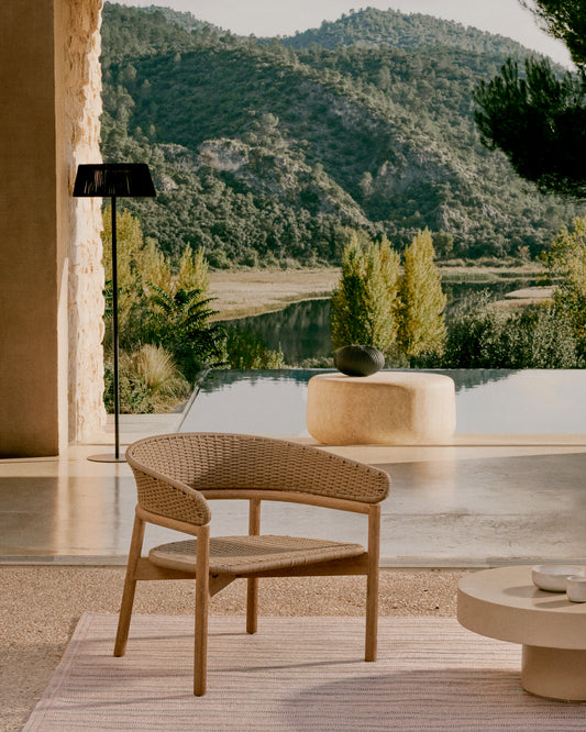 Arinella fotelja od FSC 100% punog bagremovog drveta sa prirodnom završnom obradom i bež konopcem