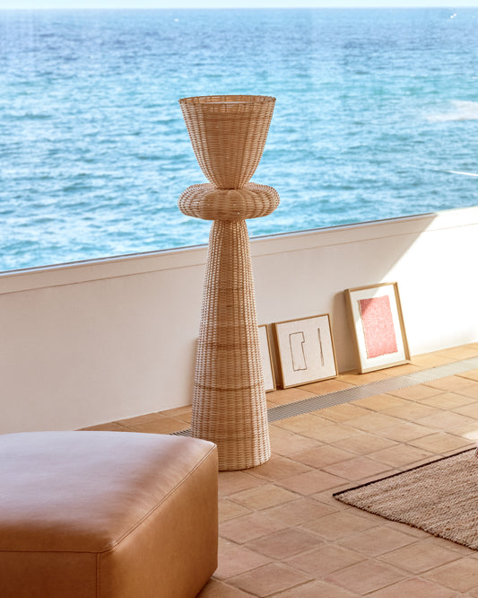 Neuda podna lampa od ratana sa svetlom završnom obradom