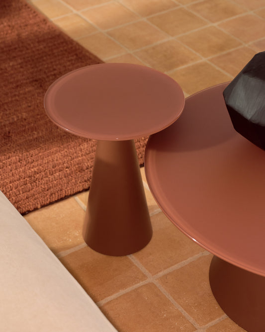 Wilshire bočni sto sa matiranim kaljenim staklom i čeličnom završnom obradom od mat terakote Ø30cm