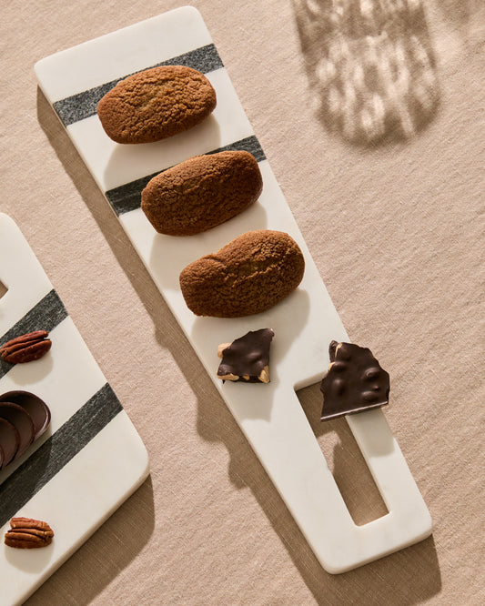 Nira mala daska za serviranje od crno-belog mermera