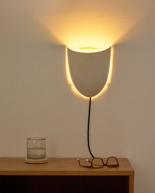 Nibla zidna svetiljka od belog metala sa efektom gline