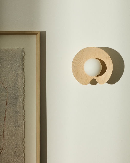 Wilara zidna lampa od hrastovog furnira sa 1 dimljenom staklenom kuglom