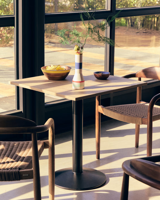 Esilda sto od prirodnog melamina sa metalnom nogom u farbanoj crnoj boji, 70x70x70 cm