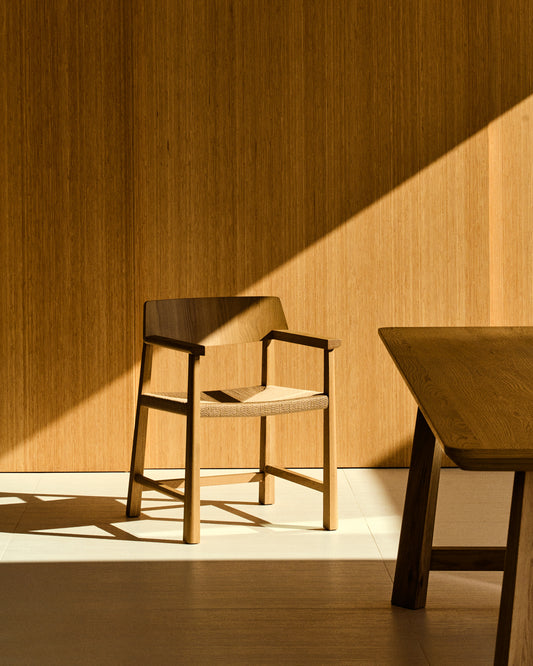 Idun stolica od FSC Mik Credit punog hrastovog drveta sa završnom obradom prirodnog tona i sedištem od užeta