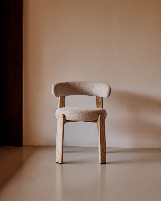 Granite stolica u bež ženilu i sa masivnim jasenovim drvetom u prirodnoj završnoj obradi FSC 100%