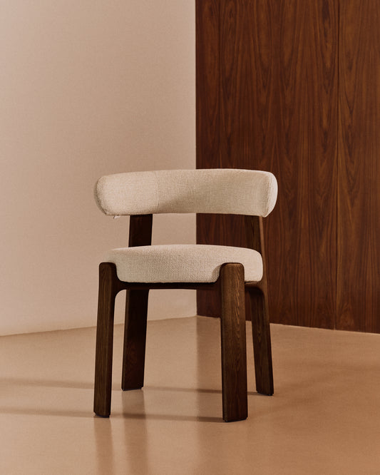 Granite stolica u bež ženilu i sa masivnim jasenovim drvetom u boji oraha FSC 100%