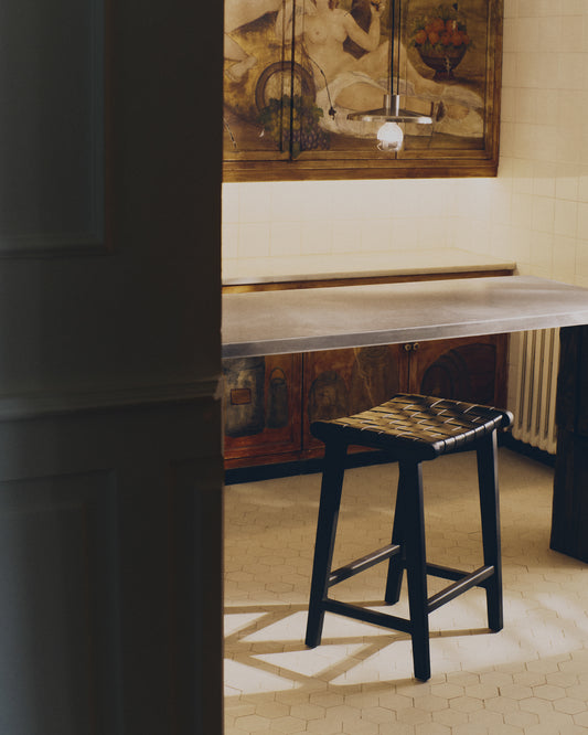 Calixta stolica od kože i masivnog drveta mahagonija sa crnom završnom obradom, visina 67 cm