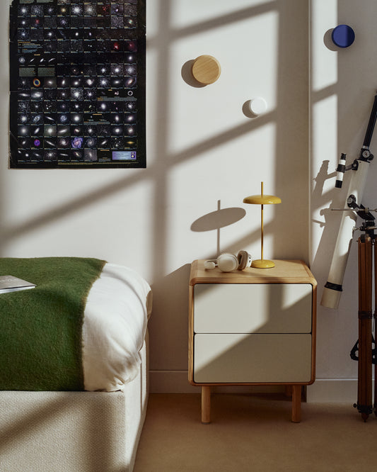 Noćni ormarić od punog i jasenovog furnira Anielle 50 x 58,4 cm