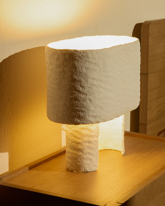 Bedala bela stona lampa od papir-mašea