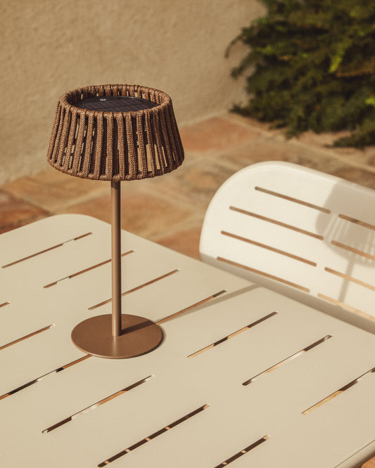 Aldet spoljna solarna stona lampa od braon pljosnatog kanapa sa metalnim postoljem