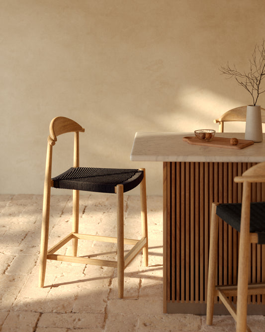 Nina Stolica od punog bagremovog drveta sa prirodnom završnom obradom i crnim konopcem, visina 62 cm