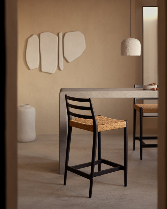 Analy stolica sa naslonom od punog hrastovog drveta u crnoj završnoj obradi i sedište od užeta, 70 cm, FSC 100%