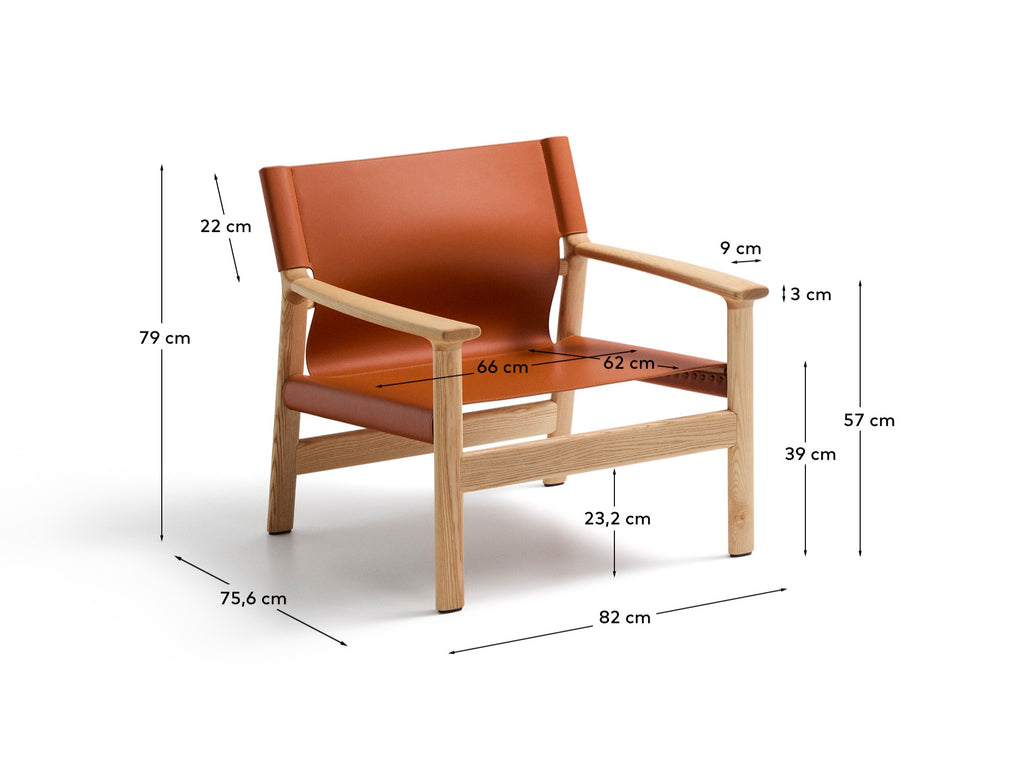 Jan fotelja od svetlo braon recikliranih kožnih vlakana i FSC 100% punog jasenovog drveta sa završnom obradom prirodnog tona