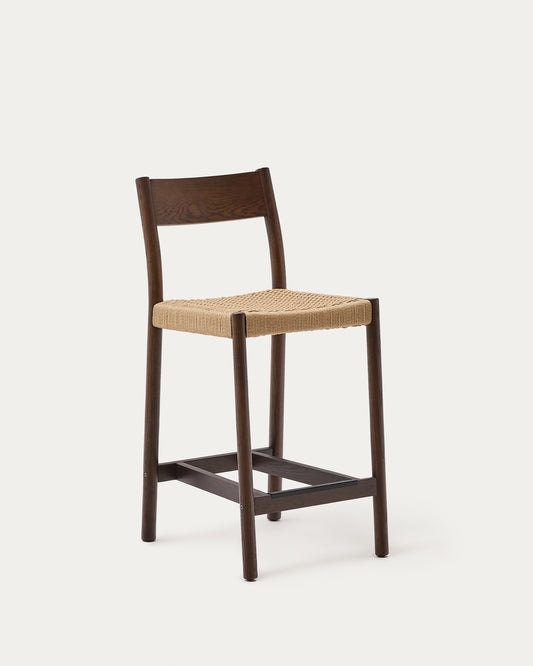 Yalia stool with backrest in solid oak wood with walnut finish and rope seat, 65 cm, FSC Mix Credit