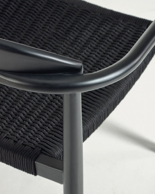 Nina stolica za slaganje od punog bagremovog drveta sa crnom završnom obradom i sedištem od crnog užeta FSC 100%