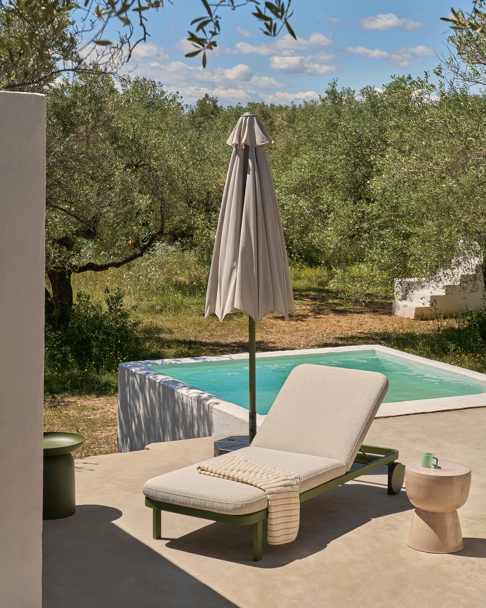 Milna beige parasol with central pole and graphite steel structure Ø300cm
