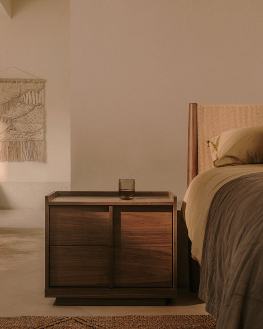 Onix noćni stočić, 2 fioke, furnir oraha u tamnoj završnici, 60 x 47 cm FSC Mik Credit