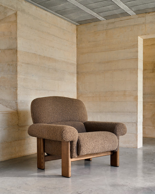 No armchair in taupe boucle with legs in solid ash wood in walnut color FSC 100%