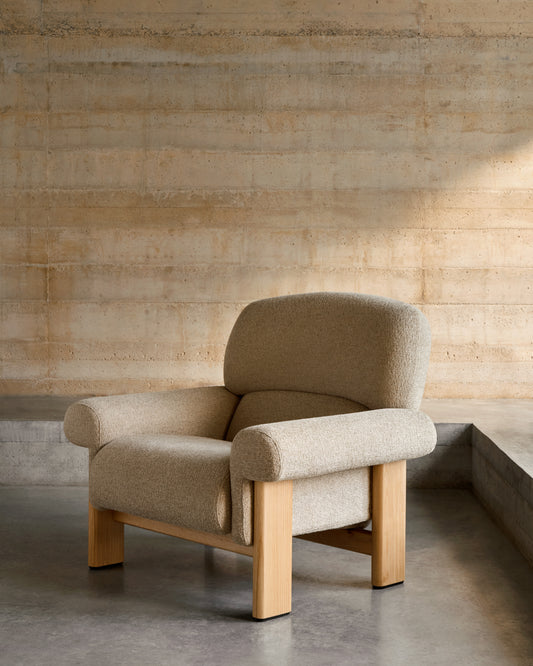 No armchair in beige chenille with legs in solid ash wood in a natural finish FSC 100%