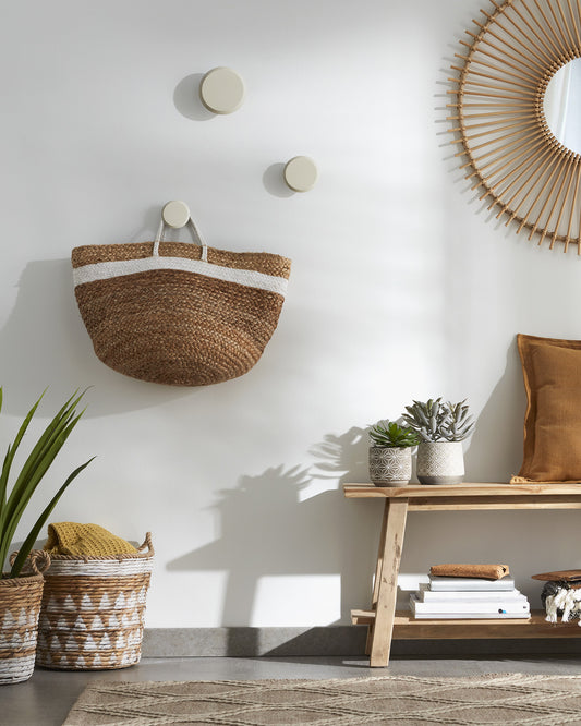 Set of 3 Nadu hangers in solid wood with a natural beige beech finish.